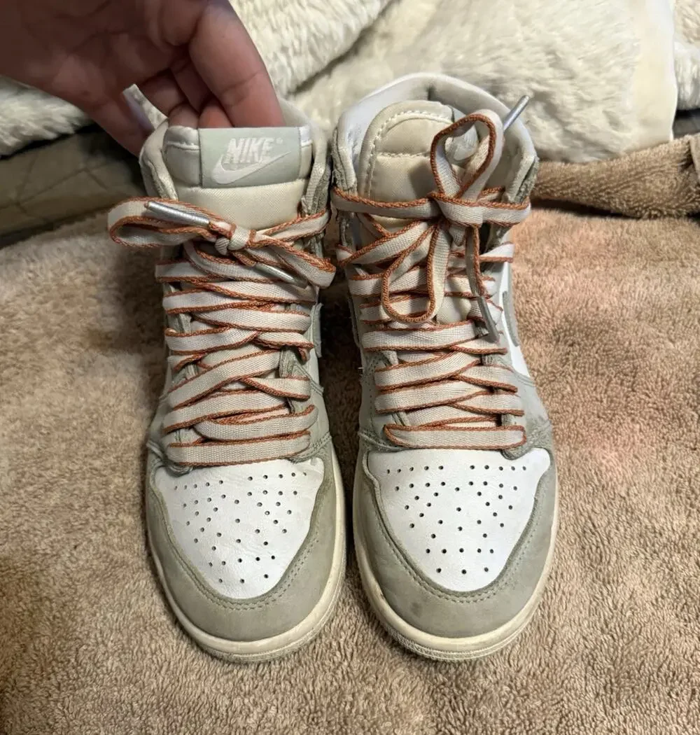 Nike Air Jordan 1 Mid Top mint/White Colorblock Lace Up Sneakers